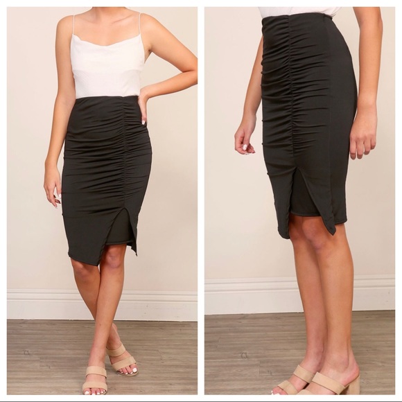 ShopEvelynne Dresses & Skirts - Black fabulous midi side runched skirt